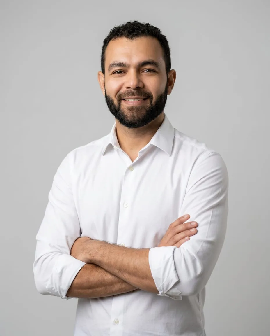 Dr. Leonardo Alano, médico em Fortaleza, de camisa branca no consultório