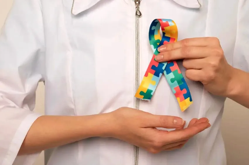 Fita colorida de quebra-cabeça, símbolo do Transtorno do Espectro Autista